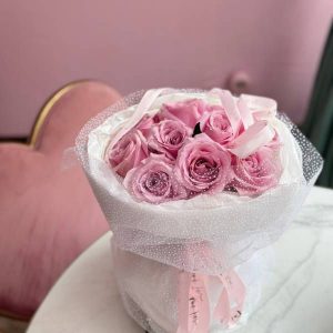 ein Blumenstrauß aus rosa Rosen